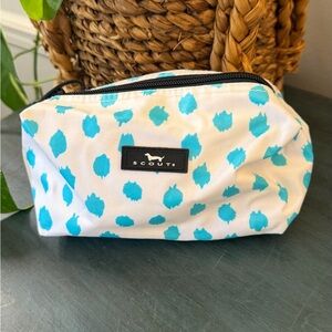 SCOUT make up bag in white with light blue pattern.